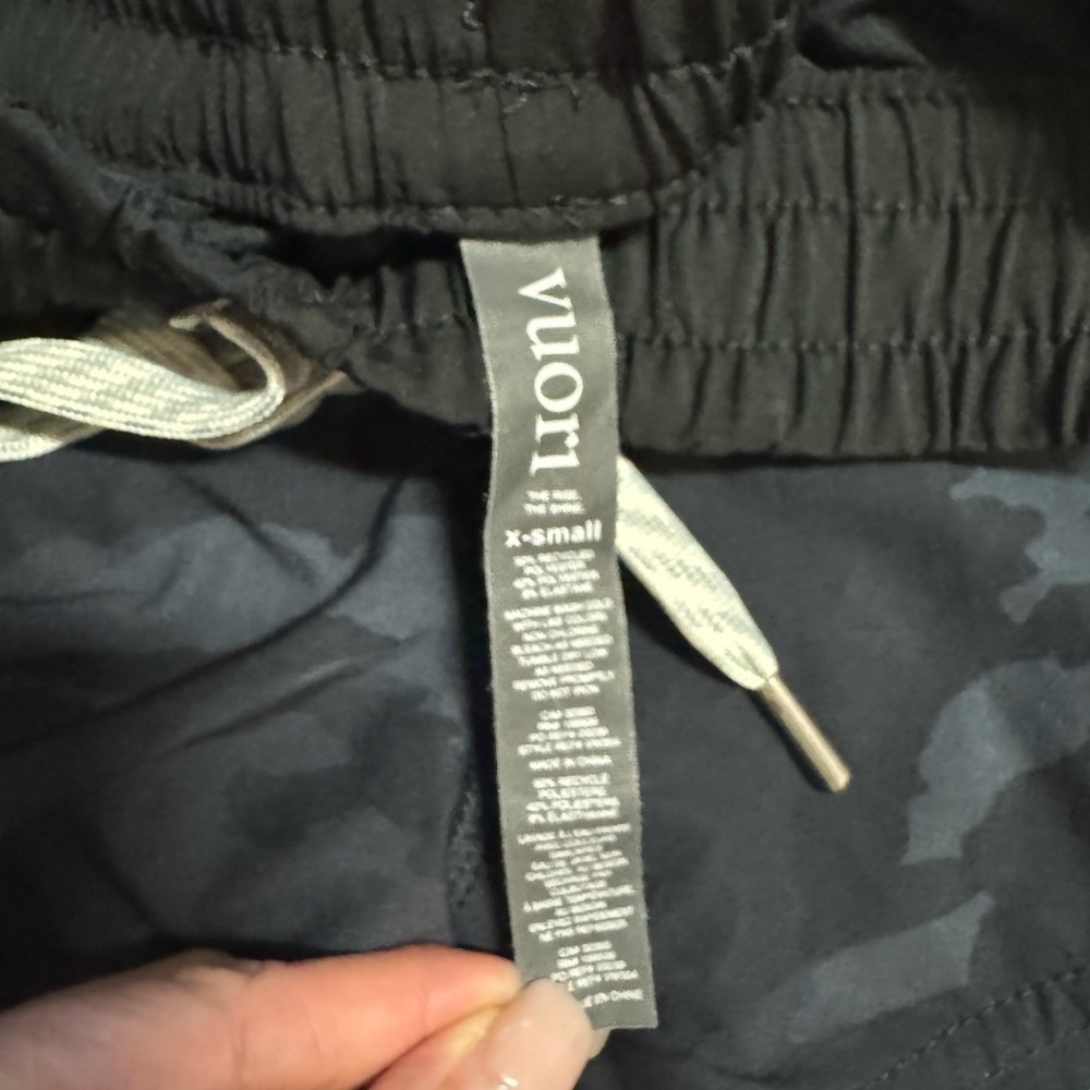 Vuori Xs Black Camo Women's Shorts - Picture 3 of 3